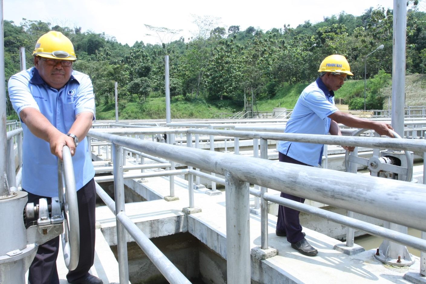 Petugas di Intake Cipon